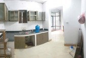 Cho thuê căn hộ tập thể tầng 3 Phố Tạ Quang Bửu 48m2, 6.5 Triệu